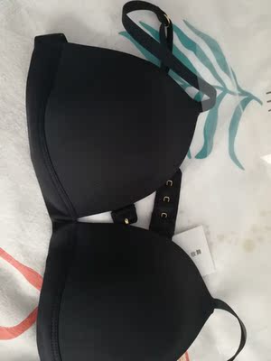 第一次在网上买小内 还是在m家 东西质量很好 穿着也舒服 第一次购买很满意 看来以后能常买了 这个没有钢圈的内衣穿着很舒服 喜欢👍客服很赞 物流也给力