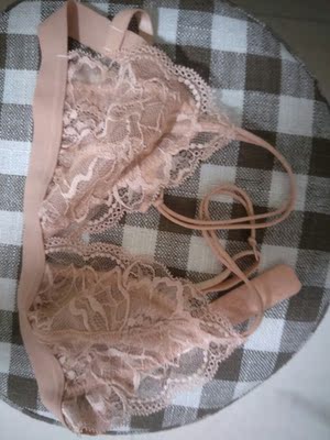 很舒适，颜色浅浅的，看着舒服，送了胸贴，很贴心。