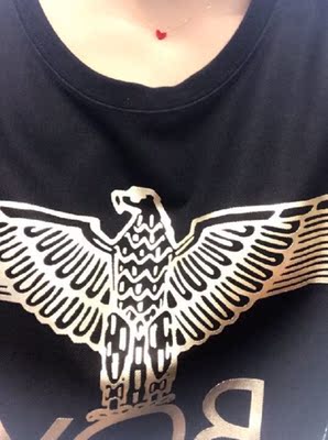 没白等，美得不可方物，心上的朱砂痣，来说一下链子，18k金的，很细，搭配红心，超级显白，根绝也可以叠加别的项链的哦，感觉很好搭哦，好好看的