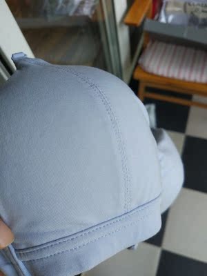 内衣还好看起来没什么问题，触感也很舒服，包装很用心，就买了一件内衣还送了个袋子，还有手写的问候🙃下水后垫片有刺激性气味，不知道有没有毒啊