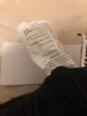 质量非常一般,特别薄,还很松懈,最重要的是被人穿过的,谁家新买的衣服水洗标能皱巴巴成这样? 质量非常一般,特别薄,还很松懈,最重要的是被人穿过的,谁家新买的衣服水洗标能皱巴巴成这样?