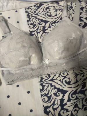 穿着确实显胸小，穿衬衣不用担心会露，宝贝灰色很漂亮，就是我觉得按照自己平常穿的号买就好，我用那个尺码表的，买的罩杯有点点大了