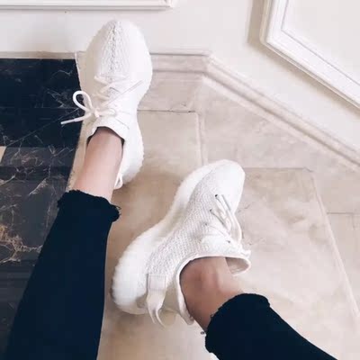 白色鞋子很好看，更好搭配裤子，穿起来不觉得显得脚大反而显得腿更细，哈哈！脚感一流，很好穿的鞋子。