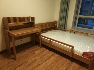 评测点评给孩子买生活了望塔学习桌怎么样,好用吗?是实木的吗?