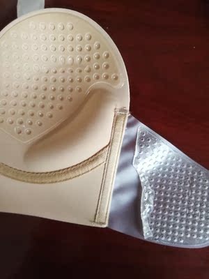 质量太次了 刚穿了一次 侧面的胶全掉了