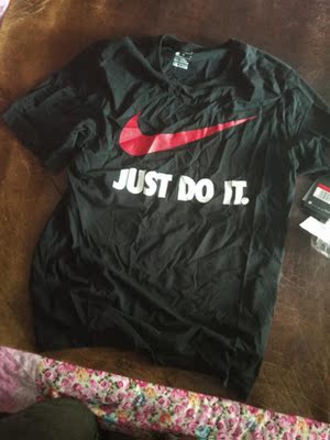 衣服收到是别人穿过的，而且包装里面直接是挼成一团，衣服有很重的有汗味，真的很恶心。