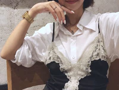 像拆礼物一样拆开她家的宝贝。这件种草了好久才下手，特意买来出街当裙子穿的 手感光滑 特别喜欢胸前的蕾丝 拍了好久的照片 感觉自己一直没有把裙子拍好了 很懊恼呜呜 实物更好看！！