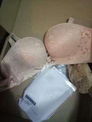 逛了一天淘宝，同款的特别多。就选个价格适中的，要求发的顺丰，两天就到了。 看到实物后比较满意，颜色和手感都不错，试穿了下不会往下掉也不勒，只是我好像选小了一个号，背带放最后的扣有点紧，还好商家细心送了加长扣。整体比较满意。