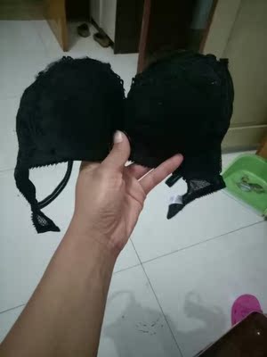 还不错吧,穿着挺舒服的,也不算很厚,有了孩子没胸了,这款可以隆胸,不空杯,两排扣的很喜欢 还不错吧,穿着挺舒服的,也不算很厚,有了孩子没胸了,这款可以隆胸,不空杯,两排扣的很喜欢