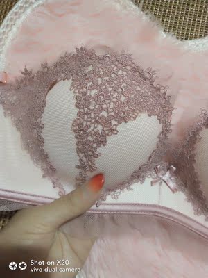 宝贝收到了，试穿了一下，面料舒适，半杯型的，穿着很聚拢，杯面是刺绣蕾丝的，很细致，优雅，收副乳效果很好，内杯有细孔穿着透气，粉色的很有少女情怀，非常满意！