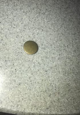 刚穿一个扣子就掉了质量也太差了 刚穿一个扣子就掉了质量也太差了