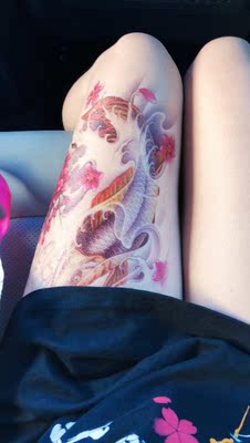 太美了好么!!美到无法自拔!建议贴大腿上的宝宝们千万不要大热天容易流汗的时候跷二郎腿..不然就被另条腿粘掉了...TAT锦鲤的尾巴木有了…… 太美了好么!!美到无法自拔!建议贴大腿上的宝宝们千万不要大热天容易流汗的时候跷二郎腿..不然就被另条腿粘掉了...TAT锦鲤的尾巴木有了……