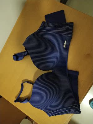 文胸收到很满意，面料也很舒服。大小合适，下次还会光顾本店！