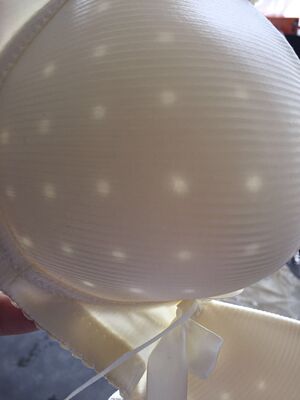 看到了吗，这款247文胸还有透气孔，穿上真的是太透气了，惊喜！老实说，这是我买过舒适度最好的内衣了，这种材质真的穿着很舒服，表面滑滑的，太舒服了，完全没有一点勒人的痕迹，并且真的是很适合我们这种平胸一族了