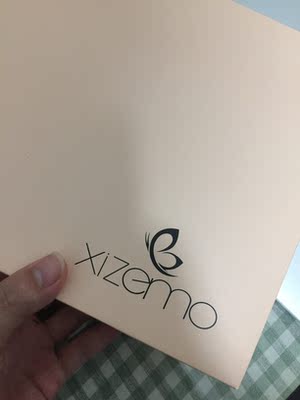 裙子很美，用盒子包装很精致，可送人。。修身，大露背出去玩外穿OK。图片灯光微黄，有色差，实物是很正的绿色。。实在喜欢，晒图。。PS：穿了再来追评