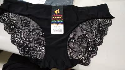 摸起来前面挺舒服的，就是有点厚而且不是冰丝的感觉不凉快。150斤买了最大码，勉强能穿上，就是感觉太过低腰。洗了一次，没有掉色但是蕾丝部分有点磨损，估计穿不长。店主服务态度很好，很耐心为我介绍。