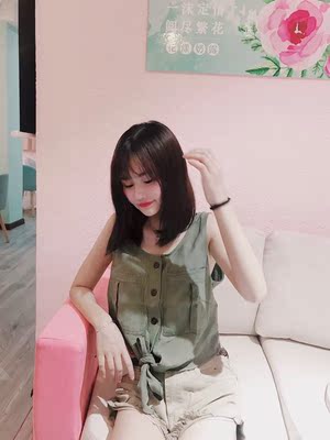 军绿色颜色很正 有点帅气，搭短裤一套买的  上身超级瘦~男朋友一直说好看好看，开心死了 哈哈