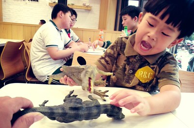 【回购】浪迹淘宝数载, 但觉世风日下,深知各店之猫腻甚多,不乏其闻。然~此店之宝物与众皆不同,如出淤泥之清莲。使吾为之动容,心驰神往。乃至茶不能思饭不能食,寝则不安,辗转反侧无法忘怀。于是乎振臂一挥呼朋唤友,凑足银两,倾吾之所能,收入囊中。掌柜热心与小二殷亲让人顿感怜涕。收货之时,顿时金光四射,屋内升起七彩祥云,绕梁三旬而不散,十里八乡扶老携幼络绎观瞻,处处都是祥和之气。吾惊讶之 余便是欣喜若狂,呜呼哀哉!此宝乃是天上物,人间又得几回求!遂素斋三日沐浴更衣, 焚香祷告后与家人共赏此宝。妻则赞叹不已,不仅赞叹此宝物款型及做工,高性价之卓然!且赞吾独具慧眼与时尚比肩,更予酥袖红唇相赠。 店主果然句句实言,毫无夸大欺瞒之嫌。此属淘商家之典范,货真价实童叟无欺忠义行商百年传承。吾不敢独享此宝,唯恐天谴人怨。便有感而发,斟酌推敲.字字肺腑.句句真实。嗟!望淘宝江湖所需此宝之英雄志士无需货比他家,谨记唯此宝为首选尔 !! 【回购】浪迹淘宝数载, 但觉世风日下,深知各店之猫腻甚多,不乏其闻。然~此店之宝物与众皆不同,如出淤泥之清莲。使吾为之动容,心驰神往。乃至茶不能思饭不能食,寝则不安,辗转反侧无法忘怀。于是乎振臂一挥呼朋唤友,凑足银两,倾吾之所能,收入囊中。掌柜热心与小二殷亲让人顿感怜涕。收货之时,顿时金光四射,屋内升起七彩祥云,绕梁三旬而不散,十里八乡扶老携幼络绎观瞻,处处都是祥和之气。吾惊讶之 余便是欣喜若狂,呜呼哀哉!此宝乃是天上物,人间又得几回求!遂素斋三日沐浴更衣, 焚香祷告后与家人共赏此宝。妻则赞叹不已,不仅赞叹此宝物款型及做工,高性价之卓然!且赞吾独具慧眼与时尚比肩,更予酥袖红唇相赠。 店主果然句句实言,毫无夸大欺瞒之嫌。此属淘商家之典范,货真价实童叟无欺忠义行商百年传承。吾不敢独享此宝,唯恐天谴人怨。便有感而发,斟酌推敲.字字肺腑.句句真实。嗟!望淘宝江湖所需此宝之英雄志士无需货比他家,谨记唯此宝为首选尔 !!