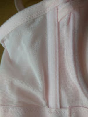 颜色粉嫩嫩的,试过很合适本人很喜欢。标签肩带都有品牌标识,图4侧边可以再加一杠就更好了。家里都是你家的,会继续光顾的。 颜色粉嫩嫩的,试过很合适本人很喜欢。标签肩带都有品牌标识,图4侧边可以再加一杠就更好了。家里都是你家的,会继续光顾的。