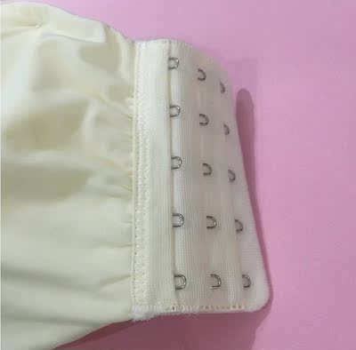 今天过来评价一下哦，我在你们家选的这款肤色内衣还是蛮百搭的，内衣好好看呀，而且这款不会掉色，在你们这店里买的这款真的好放心，穿着舒适是蛮重要的，设计蛮新颖的，内衣的材质也好好，穿着巨开心，你们家客服推给我的尺码也是好准，穿着不会勒肉，穿了不会感觉有紧迫感，内衣比预期的还要好，店家的内衣做得真是好呀，希望下次再来你家选购，买得真是开心，棒棒哒，物流快，客服服务态度好，质量给力，棒。