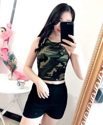 衣服很好看 像肚兜的款式哈哈哈 想露出美背的小仙女们只要贴乳贴就可以了 如果不想太露 也能直接在里面穿裹胸，外面搭配透明罩衫防晒衣效果也是非常好的，特别适合度假旅游穿 而且一定要露背！！特别性感