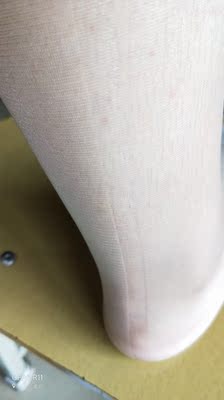 拿到手之后,特别薄,质量也不咋滴,刚穿就坏了,而已说不拉丝,结果拉丝了。这质量和一两块钱的差不多,一点都不值。贵,贵。你自己看看,刚穿就这样了,还不是胖子穿的,要是胖子穿会怎么样 拿到手之后,特别薄,质量也不咋滴,刚穿就坏了,而已说不拉丝,结果拉丝了。这质量和一两块钱的差不多,一点都不值。贵,贵。你自己看看,刚穿就这样了,还不是胖子穿的,要是胖子穿会怎么样