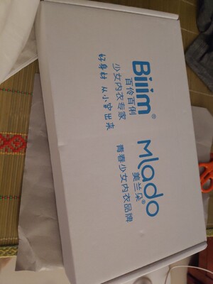 包装盒很好哦，看起来很有档次(ﾟ&omega;ﾟ)然后内衣也很棒，就是我第一次穿这种背后扣的，不上手唉|･&omega;･｀)料子不错很like这种里面不是就一块海绵垫的那种，更不会跑呐