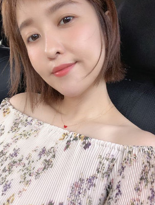 无意间看朋友圈有人发Ahkah的小红心就喜欢上了 正巧朋友在淘宝找代购买过 就让他推荐了这家店铺 拿到手第一感觉好精致 带脖子上特别显白 可爱又性感 真的超级喜欢