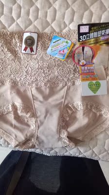 宝贝挺好的，蕾丝料，穿起来舒服又收腹！