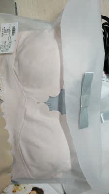 包装地非常好，也是用箱子运输的，真的细节好评，内衣料子真的超级舒服的，非常推荐买，平胸最美我觉得😂😂