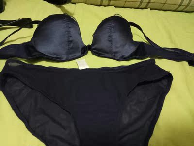 质量很差,无法穿,可惜已经洗了,掉色厉害不说,一股很大的味道,很难闻?这是内衣吗?配套小裤自己看,没把我大腿勒断!做工还不如地摊货! 质量很差,无法穿,可惜已经洗了,掉色厉害不说,一股很大的味道,很难闻?这是内衣吗?配套小裤自己看,没把我大腿勒断!做工还不如地摊货!