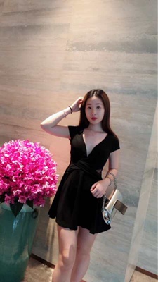 黑色的很显瘦，性感的美衣，幸好听了客服推荐的尺码，要不然回来大了还要换，谢谢，164,97穿S刚刚好，质量棒棒的，还会继续光顾的