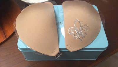 收到宝贝。服务很赞！第一次买，不太会选择，客服指导选择款式和号码。到货根据使用提示添加客服微信及时解决疑问，避免使用不当造成损坏。送了6对一次性乳贴，不知会不会用到。