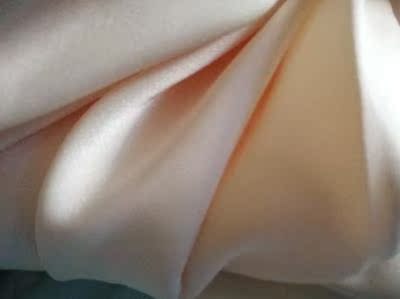 应该藕粉，美颜相机拍变色了，带点点粉色，我很喜欢这个颜色，不错的，穿上很舒服，效果很好，个人觉得太漂亮了，啥时候能来啊，不错不错，很好很好，面料很柔软，很不错。