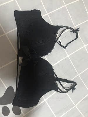 第一次在网上买到这么貌美舒适的内衣,一直苦于好看的样式没有码,这次真的很惊喜。文胸上的勾画还蛮精致,布料也舒服码子很正,买之前还担心这种样式码子会偏小,跟客服确认了按平时嗯码下单,回来果然很合适,满分了!有好看的款会无限回购! 第一次在网上买到这么貌美舒适的内衣,一直苦于好看的样式没有码,这次真的很惊喜。文胸上的勾画还蛮精致,布料也舒服码子很正,买之前还担心这种样式码子会偏小,跟客服确认了按平时嗯码下单,回来果然很合适,满分了!有好看的款会无限回购!