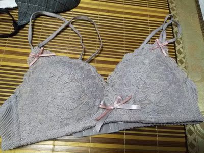 款式跟图片一样，就是做工不是很细致，线头有点多，能细致一点就更好了，大体来说还是不错的。