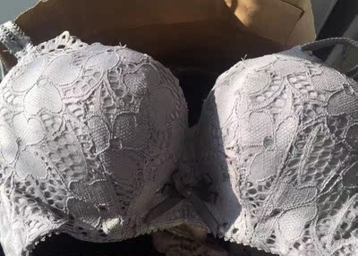 内内收到了,颜色很正很喜欢,款式也性感,最主要很好穿,无钢圈没有束缚感,穿起来胸部很饱满。版型好!很显胸型,面料舒服柔软。这几年最喜欢穿这种类型的内衣了,不压迫乳腺,主要因为穿着舒服,很适合夏天穿的,面料用的好,不勒也不会扎皮肤,这点真的挺好。这次买的颜色很耐脏,做工挺好的,不然也不会经常来光顾啦 内内收到了,颜色很正很喜欢,款式也性感,最主要很好穿,无钢圈没有束缚感,穿起来胸部很饱满。版型好!很显胸型,面料舒服柔软。这几年最喜欢穿这种类型的内衣了,不压迫乳腺,主要因为穿着舒服,很适合夏天穿的,面料用的好,不勒也不会扎皮肤,这点真的挺好。这次买的颜色很耐脏,做工挺好的,不然也不会经常来光顾啦