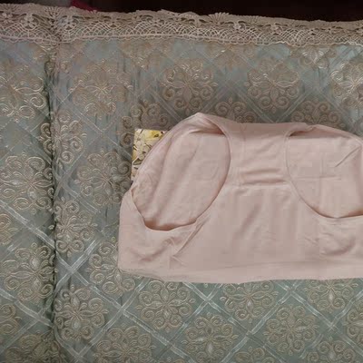 闺蜜推荐买的,穿着很舒服,没束缚感,还送件内裤,胸罩带薄厚两付垫,很贴心。 闺蜜推荐买的,穿着很舒服,没束缚感,还送件内裤,胸罩带薄厚两付垫,很贴心。