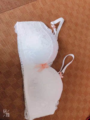 摸起来非常的舒服贴身穿着很放心，这个内衣也很轻盈，颜色很好看，跟图片一样。颜色很好看，那种看起来高大上的颜色，看起来大气。然后手感好，滑滑的，薄厚又适中。发货也快的穿上特别舒服，还不会脱落，真的是太好了，也不会空杯，肩带跟中间设计的蝴蝶结也很可爱，少女心泛滥呀。