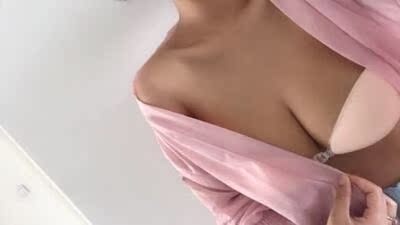 和客服小姐姐拿了穿戴视频观看学穿，还是挺简单的，角度调整合适了，胸贴出效果也是够赞的，胸部聚拢集中的效果实在赞到不行，大胸之兆啊！胸贴的粘性也好好，不容易下掉滑动，胸贴杯面的比我先前穿过的那种硅胶要来得透气，而且戴了一天皮肤没有痒什么的，胶面质量不错，挺满意的。