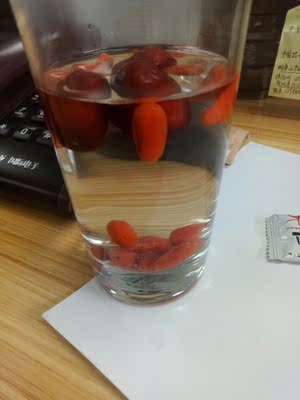 应该还可以吧，感觉好像有点大，不知道是不是呢，还可以吧，比店里便宜挺多的，就是不知道质量怎么样，其他的还可以吧，剩下的就以后在说呗。