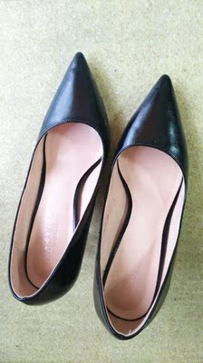 上脚刚好,走路也好走,不像有些鞋子那样磨脚。 上脚刚好,走路也好走,不像有些鞋子那样磨脚。