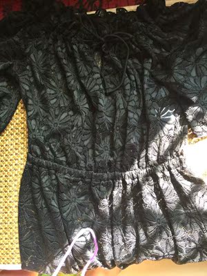 今天收到泳衣啦，面料是好的泳衣面料，外套裙子材质也好。值得这个价格，我试穿了下。客服推荐的码刚刚好。微露的，有点小性感又不失保守，很喜欢这件，我皮肤白，穿黑色的很好看，还显瘦，喜欢