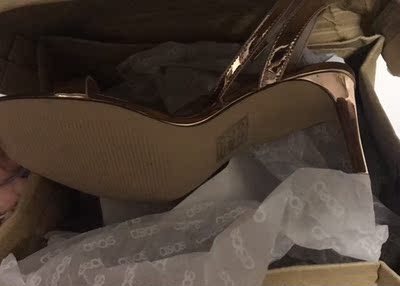 盒子被压的烂烂的... 盒子被压的烂烂的...