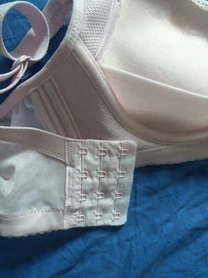 一直穿莎莲妮家的内衣,很舒适。设计很漂亮,而且做工精细,服务也很好。会一直支持,希望越做越好! 这款是浅粉色拍不出来实物颜色,实物很好看! 一直穿莎莲妮家的内衣,很舒适。设计很漂亮,而且做工精细,服务也很好。会一直支持,希望越做越好! 这款是浅粉色拍不出来实物颜色,实物很好看!