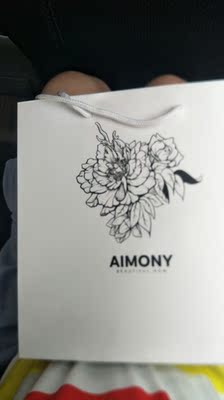 看起来质量不错的样子，还有没穿戴，送了很多小东西，看评价说是不错，也是为了拍婚纱照买的，希望不会让我失望，穿戴后会追评！