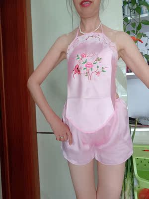 肚兜睡衣挺漂亮的,没有色差,跟图片一样,很满意一次网购。 肚兜睡衣挺漂亮的,没有色差,跟图片一样,很满意一次网购。