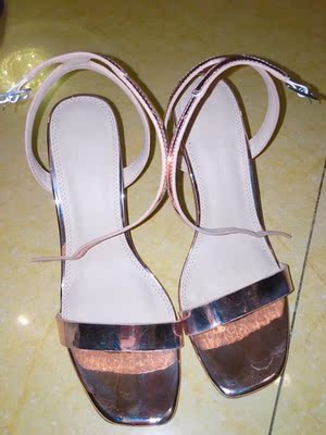 鞋子很轻 虽然跟挺高 但是穿着一点都累脚~ 鞋子很轻 虽然跟挺高 但是穿着一点都累脚~