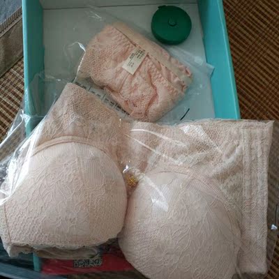 一直都想买件调整型文胸，这次是真的遇到了！本人是介于两杯之间的胸型，无论是网购也好，还是实体店也好从未买到过真正适合自己胸型的文胸，家里不知到底买了多少件了，都是穿一回不舒服就扔在那儿了！这次看到此店铺是专业塑形的，还赠送运费险，就抱着试试看的态度购买了此款文胸，没想到收到货后给我带来了这么大的惊喜――不仅穿着合身舒服，聚拢效果棒棒哒！本着家族有遗传性平胸，原来穿32A的，穿了这款就得买大一号，现在提升到34A的了，另外文胸带有芳香精油，它会随着体温而散发自然的香气！难怪专业知识上说，真正调整型的文胸，穿上一段时间胸型就会有明显的改变，这次是真的买对方向了，超赞！对于专业的客服和专业的卖家，我在此谢过你们了，是你们的专业知识才给我带来了丰满自信，真心感谢你们！