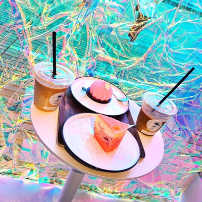 现在的女孩子好像变得不敢粘人了，她们内心渴望和你时时刻刻在一起，却又不敢表现出来。她们害怕喜欢的人觉得累赘， 害怕太过束缚的爱情让人喘不过气，可实际上呢? 她真正在乎的时候就是这样，幼稚冲动不顾一切想随时冲到你面前告诉你很想你，即使才分开了几分钟而已。